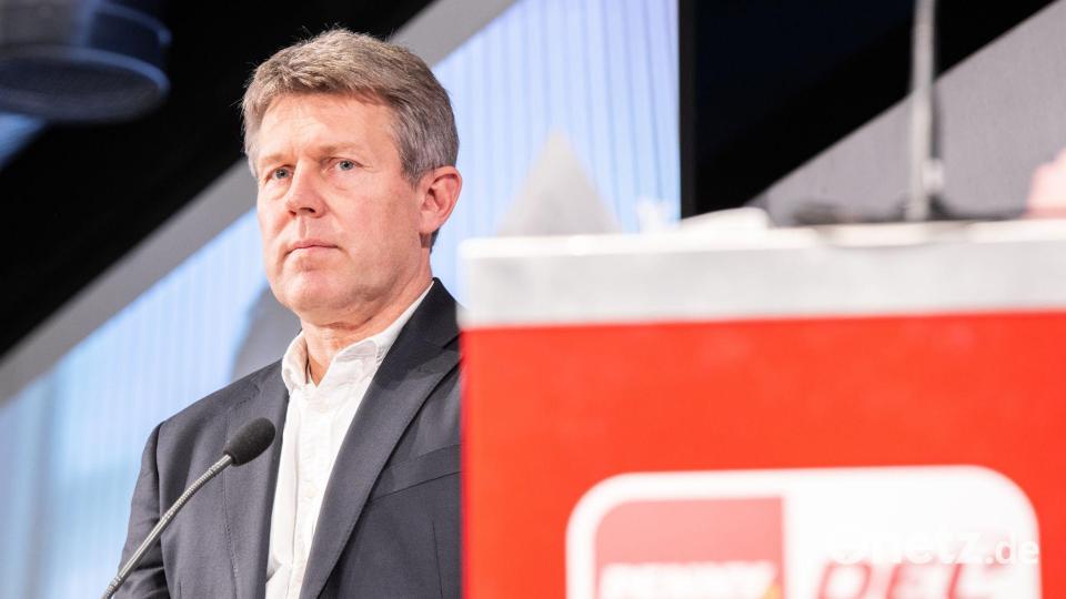 DEL-Chef Gernot Tripcke gefällt die Terminierung der NHL-Spiele in Deutschland nicht. (Archivbild) Bild: Marcel Kusch/dpa