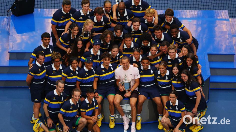 Gruppenbild mit der Ballcrew. Bild: Andres Kudacki/AP/dpa