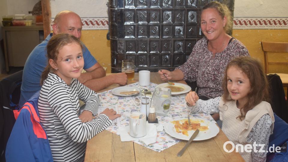 Diese Familie ließ sich Kartoffelsuppe und Schopperla mit Apfelmus im Wirtshaus Unterbürg schmecken. Bild: Richard Braun