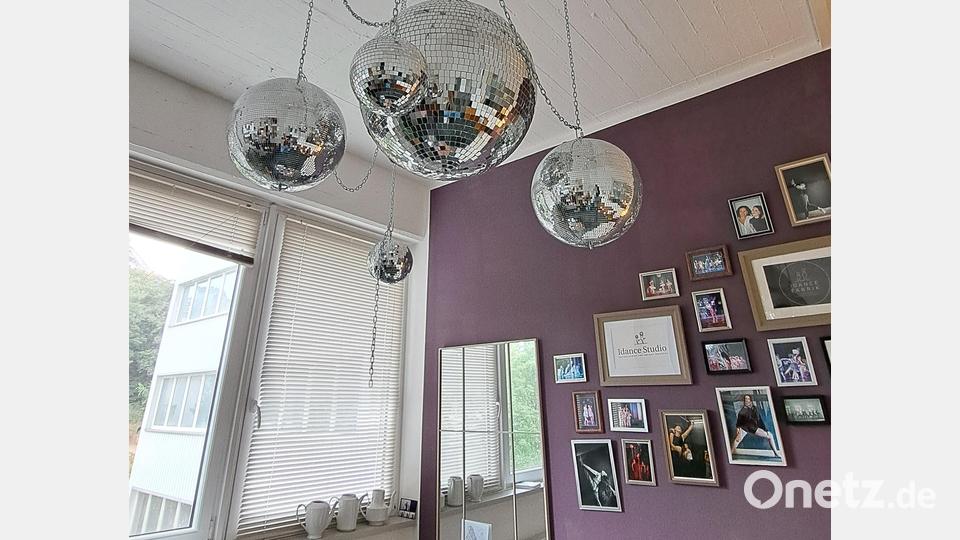 Aus dem früheren Büro ist nun ein kleiner Aufenthaltsraum entstanden. Am Fenster stehen Kaffeekannen aus Porzellan – Relikte aus der Zeit, in der hier noch Haushalts- und Hotelporzellan produziert wurde. Bild: Jessica Fechner