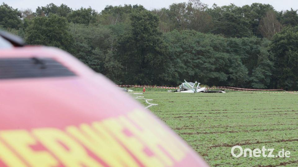 Polizei und Feuerwehr waren am Mittag rund um das Wrack auf einem Feld im Einsatz. Bild: -/dpa