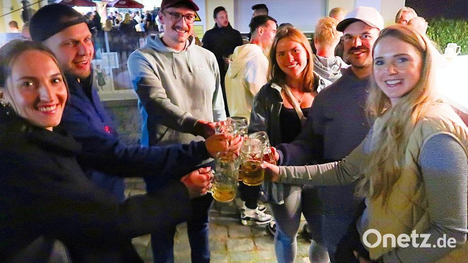 Nicht nur auf den Bierbänken, sondern auch an vielen bereitgestellten Stehtischen und kleinen Verweilorten in und an der Brauerei feierten Gäste und Besucher das Jubiläum der Schlossbrauerei. Bild: Bernhard Schultes