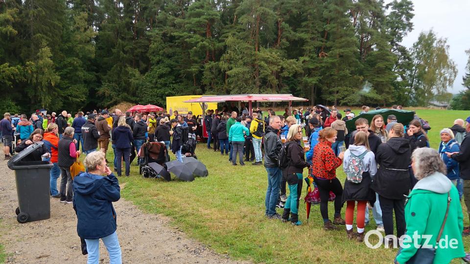 Fast 2000 Wanderer trotzten zum Jubiläum am 40. Bierwandertag dem Regen. Der Zulauf an der Versorgungsstation fand über viele Stunden kein Ende. Bild: Bernhard Schultes