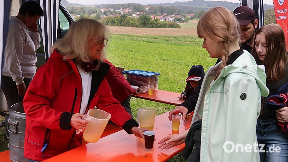 Ein Becher warme Suppe von der BRK-Bereitschaft Friedenfels wurde beim 40. Bierwandertag gerne angenommen. Bild: Bernhard Schultes