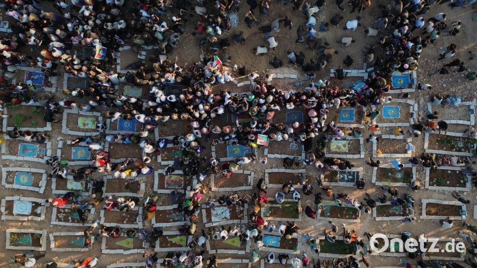 Trauernde nehmen an einer Beerdigung für Häftlinge teil, die bei einem Brand ums Leben kamen, der während Unruhen im örtlichen Gefängnis nach tagelangen Spannungen und Protesten in der überwiegend kurdischen Stadt Kobane im Norden Syriens ausgebrochen war. Bild: Baderkhan Ahmad/AP/dpa
