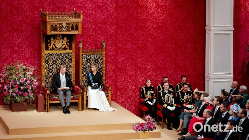 Willem-Alexander und Máxima sitzen vor den Kammern des Parlaments. Bild: Robin Van Lonkhuijsen/ANP/dpa