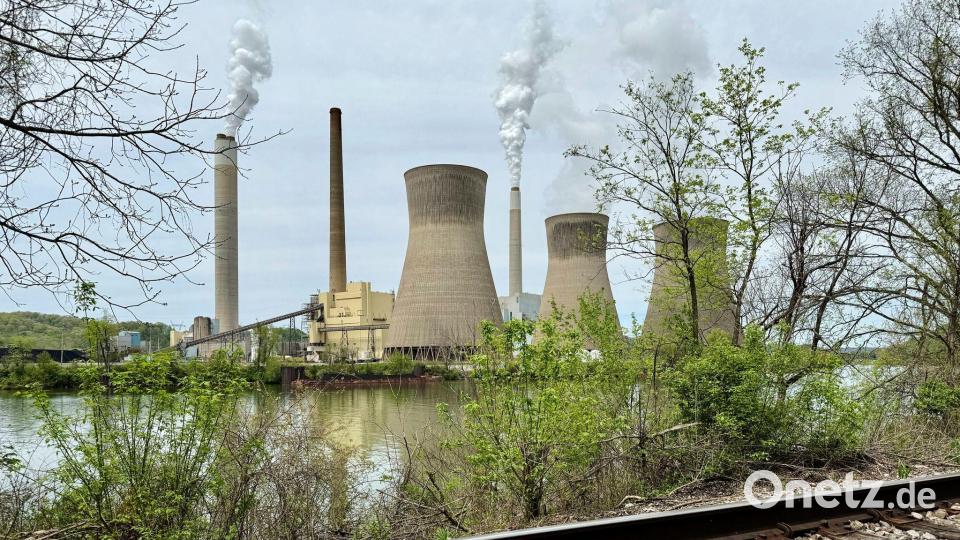 Die USA heben Vorschriften zum Ausstoß klimaschädlicher Treibhausgasemissionen auf. (Archivbild) Bild: John Raby/AP/dpa