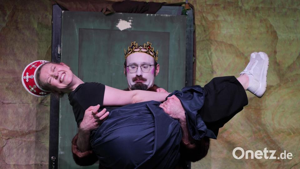 Szenenbild aus der Komödie „Hamlet for you“ im Emil-Kemmer-Haus. Bild: Florian Wein / OVIGO Theater