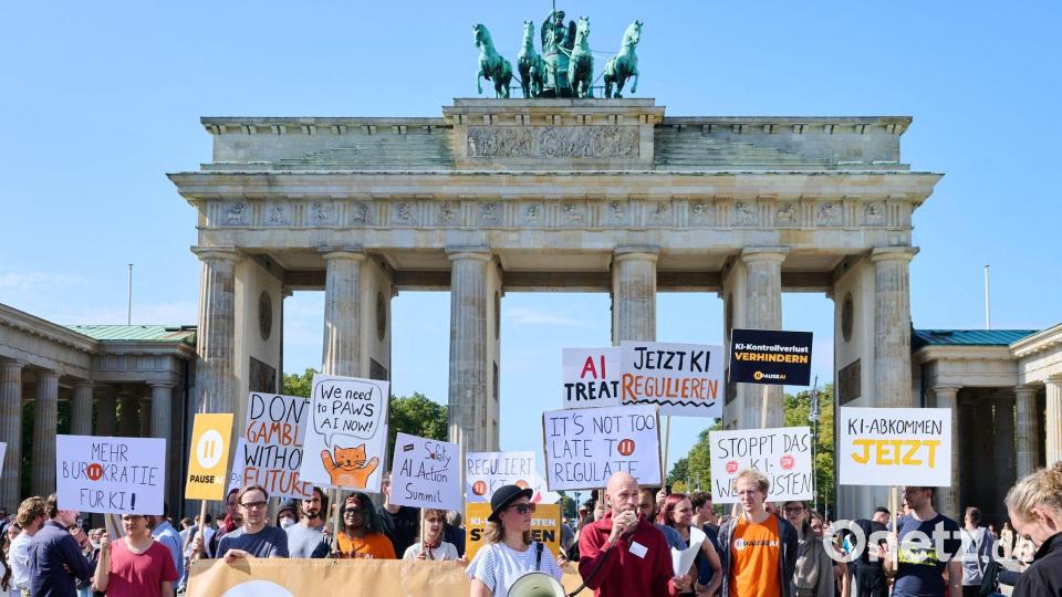 Geld vom Bund gibt es unter anderem für die Absicherung von Demonstrationen. Bild: Annette Riedl/dpa
