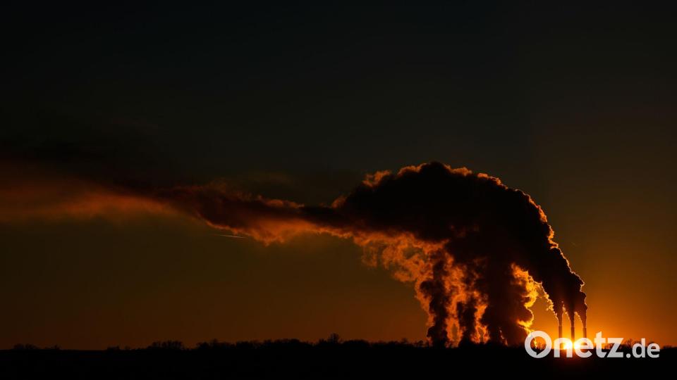 Ein Kohlekraftwerk im US-Bundesstaat Kansas. Die USA gehören zu den weltweit größten Verursachern von Treibhausgasen. (Archivbild) Bild: Charlie Riedel/AP/dpa