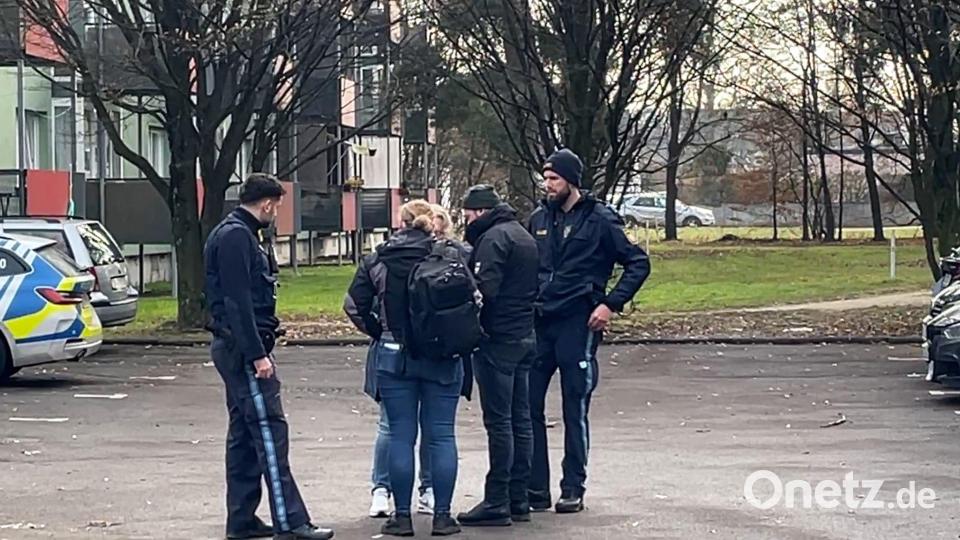 Polizisten ermittelten nach der Bluttat im Bereich des Tatorts. (Archivbild) Bild: Stefan Hornberger/NEWS5/dpa
