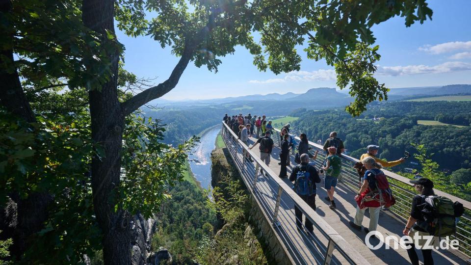 Touristen genießen den Blick von der Bastei Bild: Robert Michael/dpa
