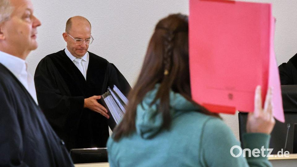 Der Vorsitzende Richter Schütt hat immer wieder Zweifel an den Aussagen der Angeklagten im Mordfall Fabian Bild: Bernd Wüstneck/dpa