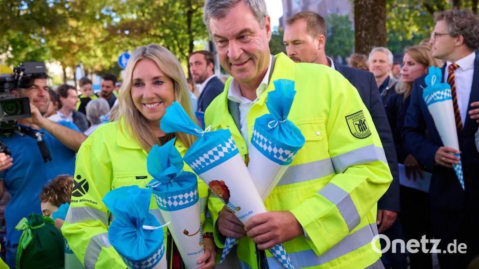 Söder und Stolz verteilen Schultüten zum Schulstart Bild: Sven Hoppe/dpa