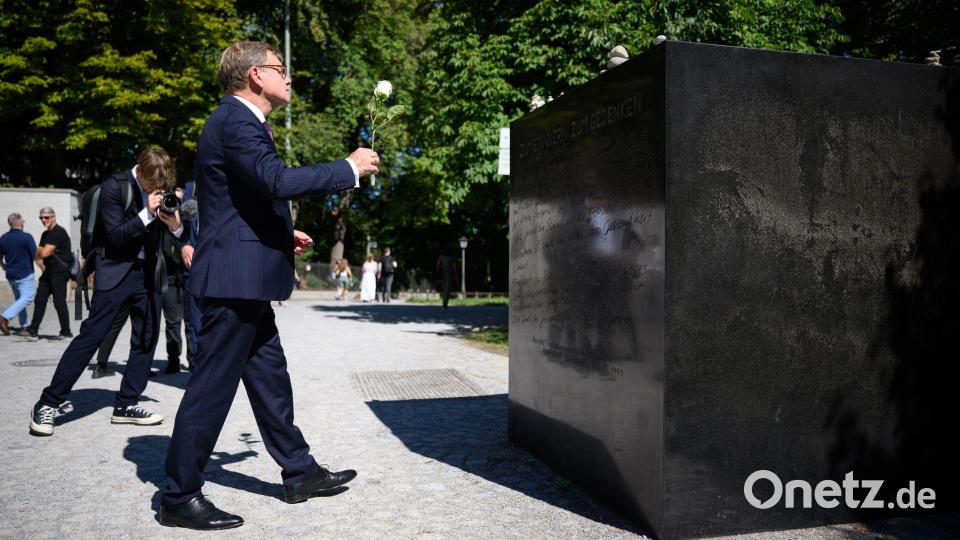 Außenminister Johann Wadephul (CDU) besucht zum Abschluss seines Besuches in München das Denkbal „Weiße Rose“, das an den studentischen Widerstand gegen die Nazis erinnert. Bild: Bernd von Jutrczenka/dpa
