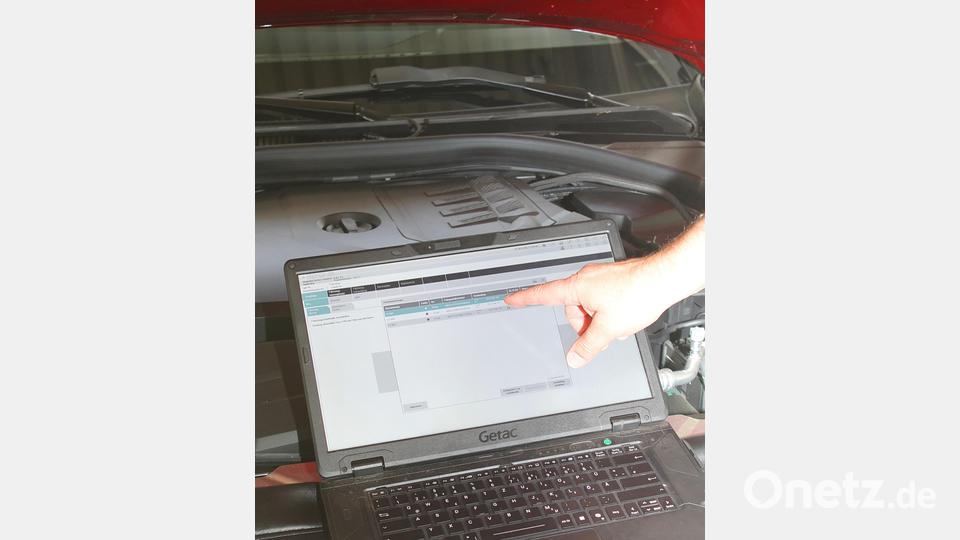 Die Ausbildung zum Kfz-Mechatroniker verbindet handwerkliche Tradition mit digitaler Zukunftstechnologie. Bild: Evi Wagner