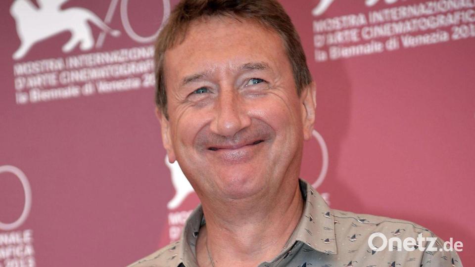 Steven Knight bestätigte, dass er den ersten Drehbuchentwurf für den nächsten James-Bond-Film fertig hat. (Archivbild) Bild: Claudio Onorati/dpa