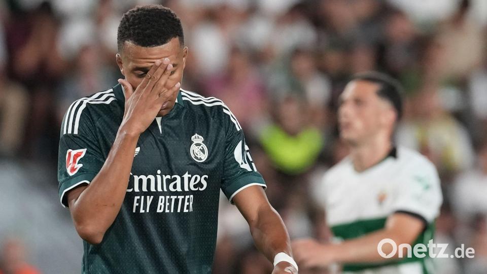 Kylian Mbappé und sein Team taten sich vor allem in der zweiten Halbzeit schwer. Bild: Alberto Saiz/AP/dpa