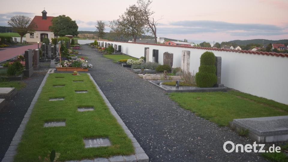 Im alten Stullner Friedhof sind entlang der Friedhofsmauer acht weitere Urnenerdgräber geplant. Bild: Richard Braun