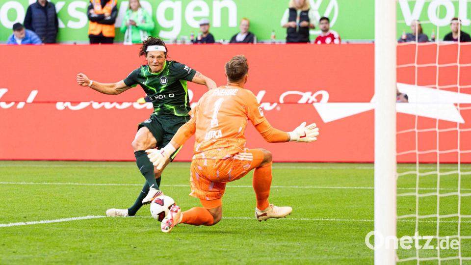 Will jetzt mit Wolfsburg in die Bundesliga: Fabian Reese (l). (Archivbild) Bild: Michael Matthey/dpa