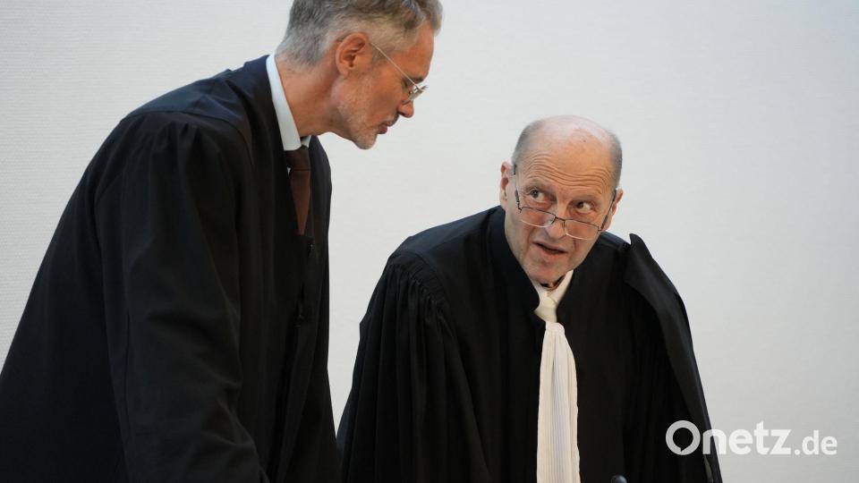 Die Rechtsanwälte Ralf Piegsa (links) und Thomas Seifert verteidigen den Angeklagten. Bild: Felix Kirberg/dpa