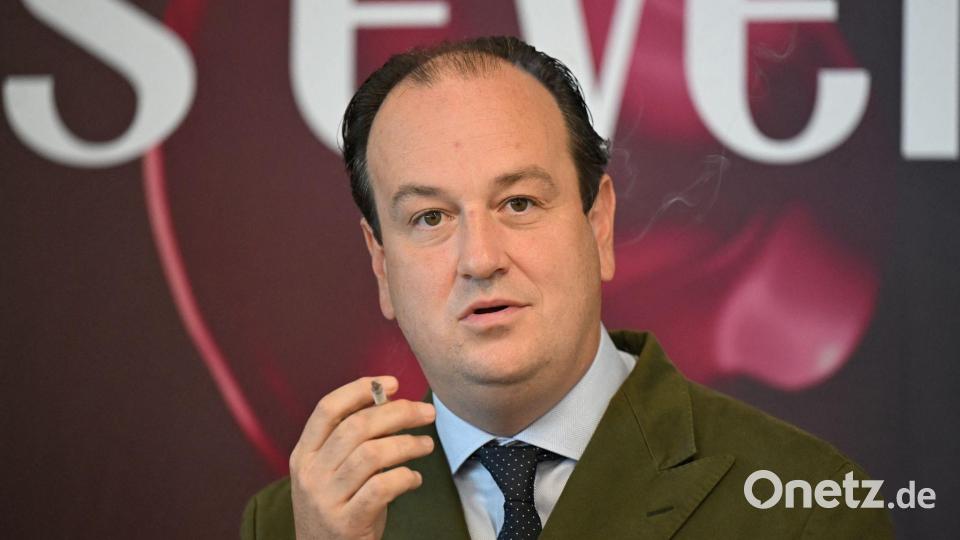 Bei der Pressekonferenz der Intertabac durfte geraucht werden - also griff VdR-Vertreter Maximilian van Ackeren auch am Rednerpult zur Zigarette. Bild: Wolf von Dewitz/dpa