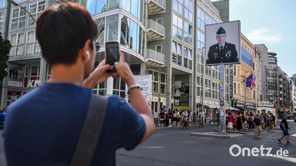Der Checkpoint Charlie als Erinnerungs- und Bildungsort soll weiterentwickelt werden. (Archivbild) Bild: Britta Pedersen/dpa