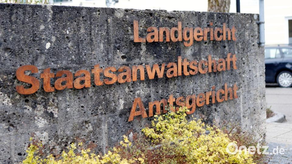 Die Angeklagte ist inzwischen vom Dienst suspendiert. Bild: Uwe Lein/dpa