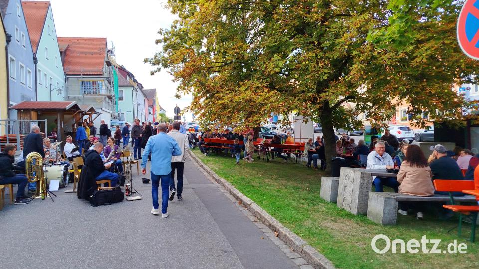 Auf den Bierbänken in der Grünanlage und bei Blasmusik fühlten sich die Gäste wohl. Bild: Jochen Neumann