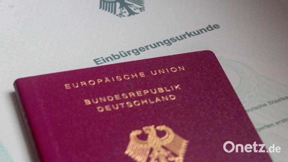 In Deutschland gibt es die Anspruchseinbürgerung und die Ermessenseinbürgerung. (Symbolbild) Bild: Fernando Gutierrez-Juarez/dpa