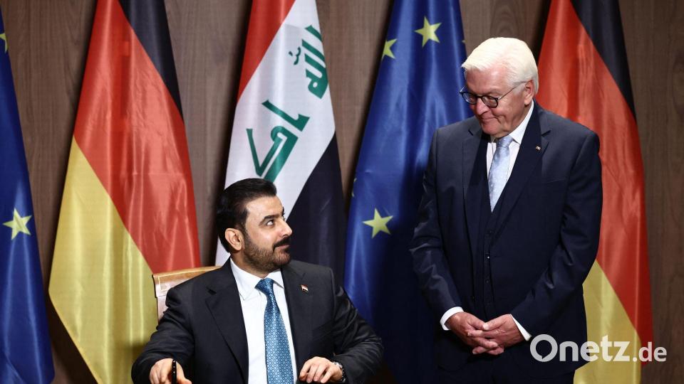 Iraks Premier trägt sich bei Steinmeier ins Gästebuch ein Bild: Christoph Soeder/dpa