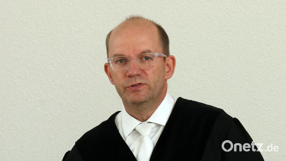 Der Vorsitzende Richter Holger Schütt befragt die Angeklagte stundenlang (Archivbild) Bild: Bernd Wüstneck/dpa