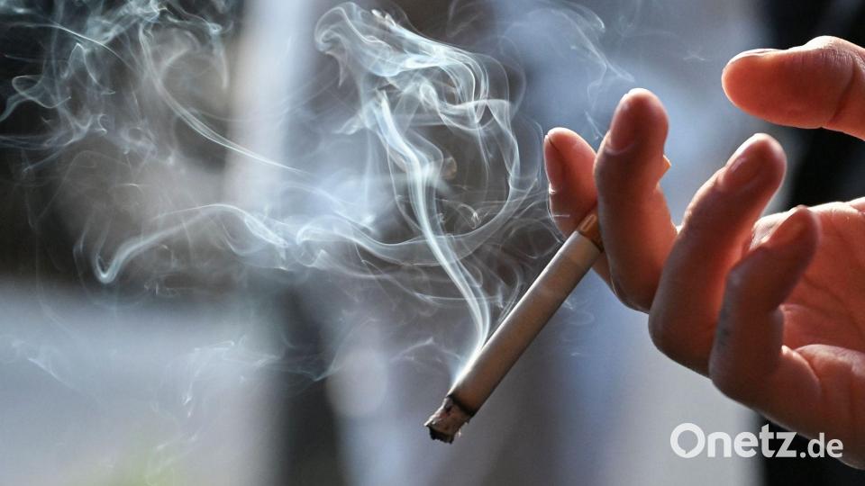 Etwa jeder fünfte Ab-15-Jährige raucht in Deutschland. (Symbolbild) Bild: Jens Kalaene/dpa