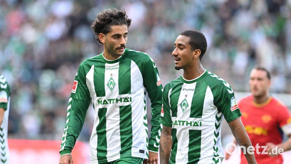 Eren Dinkci von Werder Bremen (links im Gespräch mit seinem Teamkollegen Arthur). Bild: Carmen Jaspersen/dpa