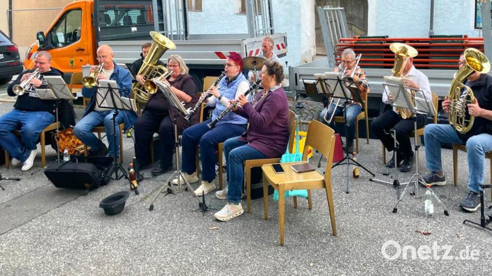 Für Musik sorgte die Stadtkapelle Erbendorf mit einer öffentlichen Probe bis zum Einbruch der Dämmerung. Bild: Jochen Neumann