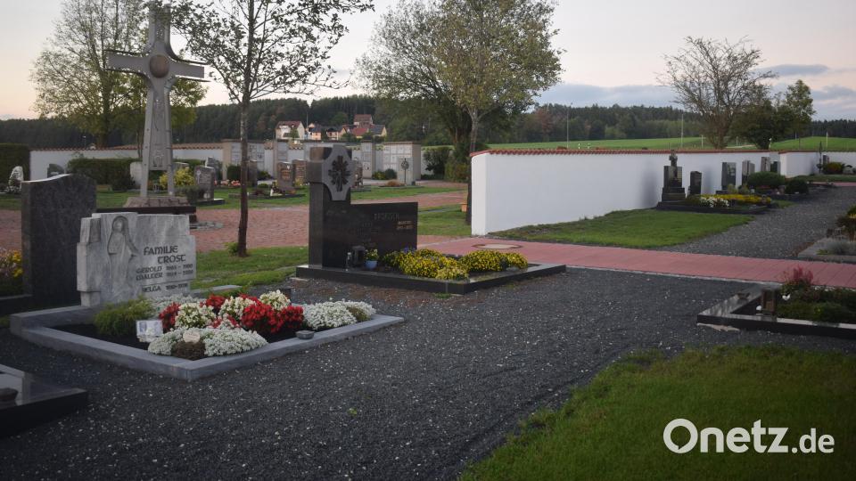 Die Gemeinde Stulln plant weitere Urnenerdgräber im alten Friedhof. In der Nähe des Friedhofskreuzes sollen sechs Urnenerdgräber angelegt werden. Bild: Richard Braun