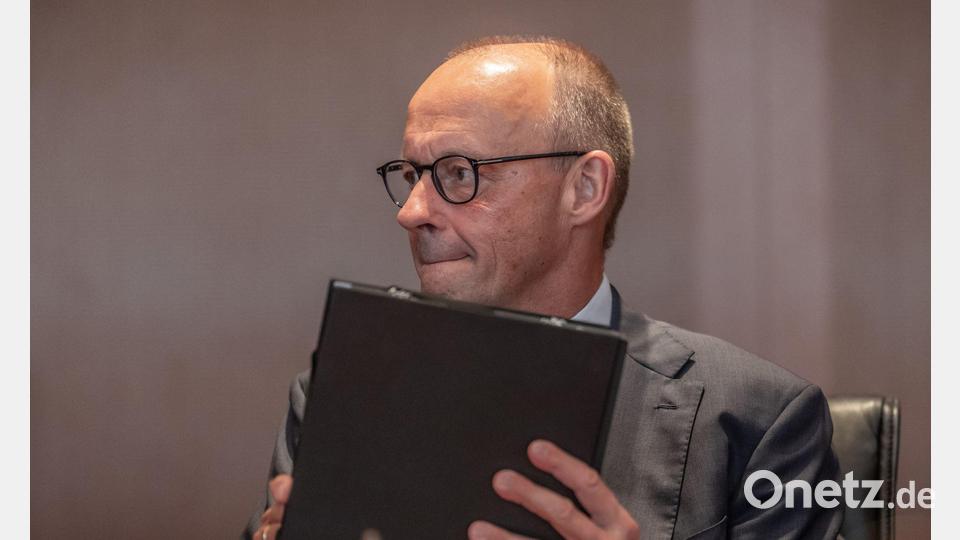 Der Kanzler beißt sich auf die LIppen. Bild: Michael Kappeler/dpa