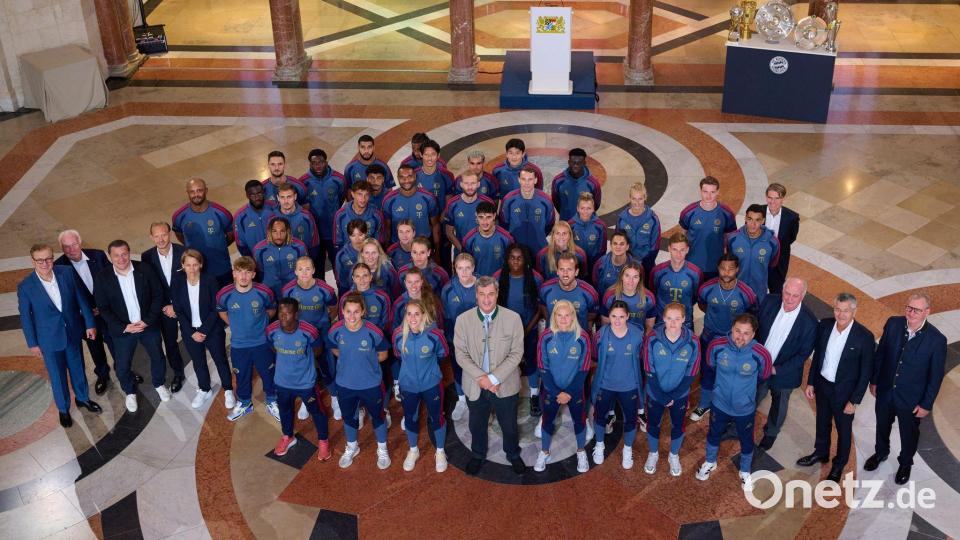 Der FC Bayern bei einer Ehrung in der Staatskanzlei. Bild: Sven Hoppe/dpa