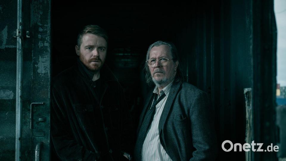 In der neuen Staffel von „Slow Horses“ sind Jack Lowden (links) als River Cartwright und Gary Oldman als Jackson Lamb zu sehen. Bild: Jack English/Apple TV/dpa