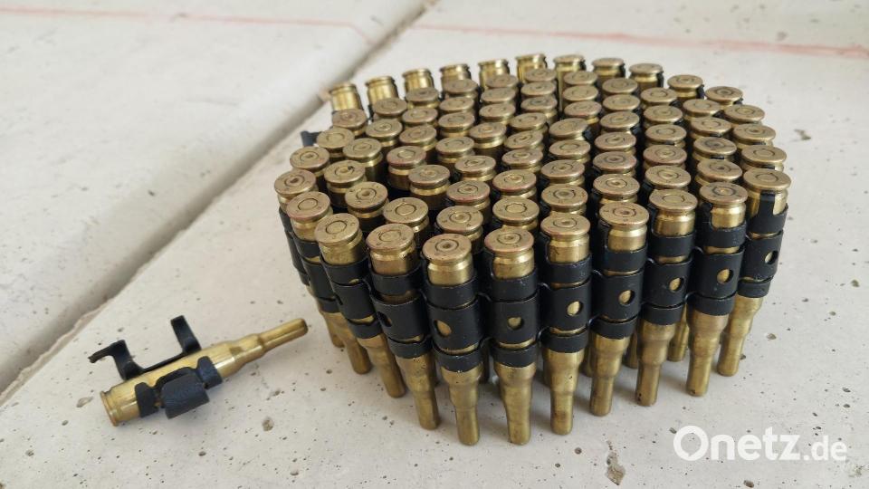 Drei Maschinengewehrgurte und eine Sturmgewehrattrappe befanden sich im Kofferraum des kontrollierten Fahrzeugs. Bild: Bundespolizei
