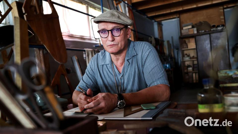 Für die Verfilmung der legendären Sportgeschichte hat sich Oliver Masucci das rollende R des Rudertrainers Karl Adam angewöhnt. (Archivbild) Bild: Christian Charisius/dpa