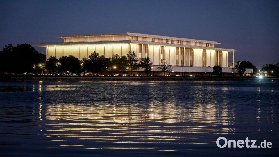 Blick auf das Kennedy Center in Washington am Abend. Bild: Kay Nietfeld/dpa