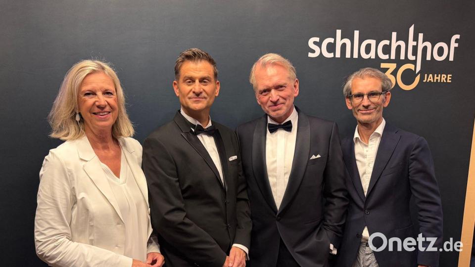 Die Intendantin des Bayerischen Rundfunks (BR) Dr. Katja Wildermuth (v. l-r), die «Schlachthof»-Moderatoren Michael Altinger und Christian Springer sowie Björn Wilhelm, BR-Programmdirektor Kultur, bei der Aufzeichnung der Jubiläumshow zum 30. Geburtstag der Kabarett-Sendung «Schlachthof» im «Wirtshaus im Schlachthof» in München. (zu dpa: «Politisches Kabarett im Wirtshaus - «Schlachthof» wird 30») Bild: Julian Degler