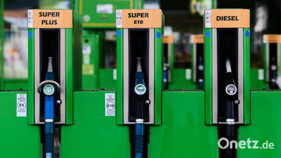 Blick auf Zapfsäulen für Benzin und Diesel an einer Tankstelle in Dresden. Bild: Robert Michael/dpa