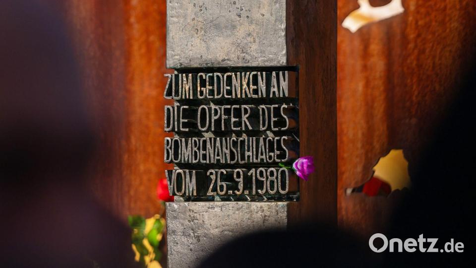 Wiesn-Einzug: OB Krause möchte am Erinnerungsort für die Attentat-Opfer von 1980 einen Halt einlegen. (Archivbild) Bild: Peter Kneffel/dpa