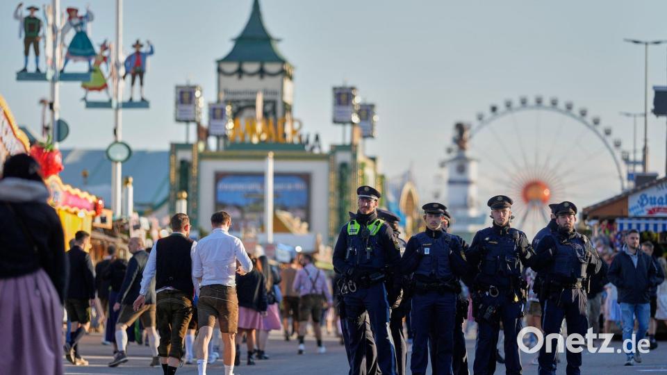 Rund 600 Polizisten sind rund um die Wiesn im Einsatz. Archivbild: Matthias Schrader/AP/dpa