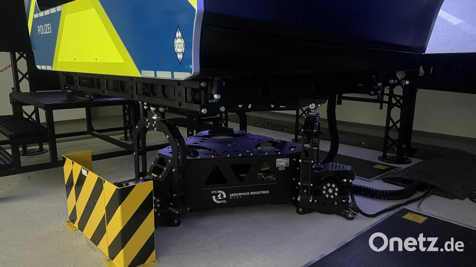 Eine bewegliche Plattform unter der Fahrerkabine sorgt dafür, dass sich der Simulator passend zum Fahrmanöver zur Seite, nach hinten oder vorne bewegt. Bild: hop