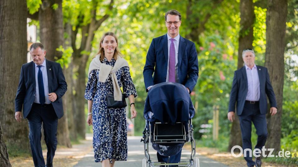 NRW-Ministerpräsident Hendrik Wüst präsentiert sich schon mal mit Frau und Kinderwagen - doch als Kanzler werde ihm das nicht helfen, warnt Harald Schmidt (Archivbild). Bild: Rolf Vennenbernd/dpa