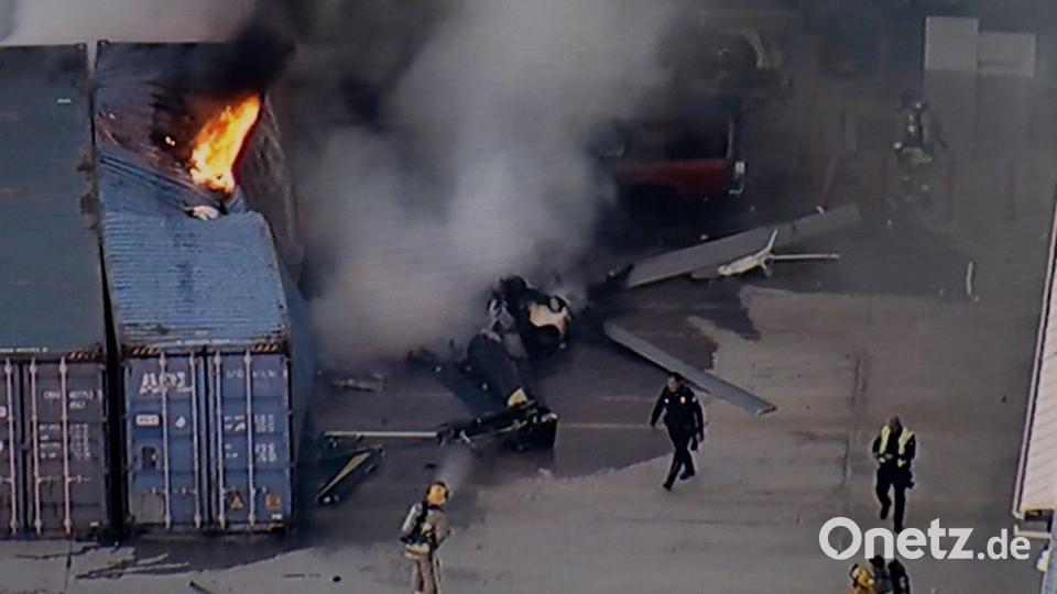 In Los Angeles ist ein Hubschrauber abgestürzt und in Flammen aufgegangen. Bild: Uncredited/KABC-TV/AP/dpa