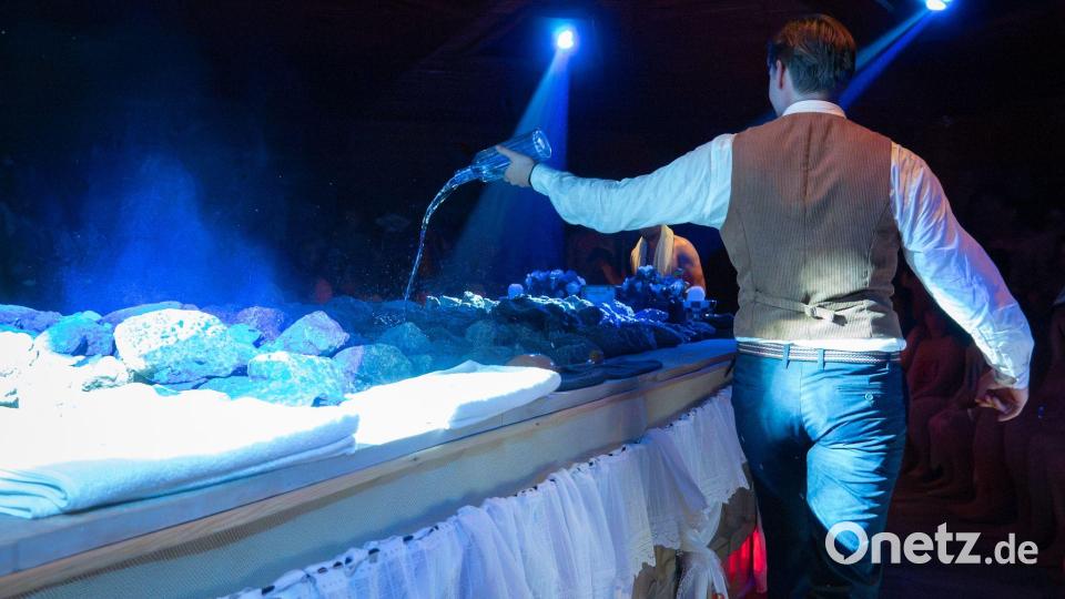 Wer schüttet am elegantesten das Duftwasser auf die heißen Steine? Bild: Andreas Hill/dpa